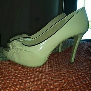 New Fioni Heels size 9 beige color